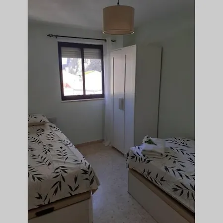 Bright And 2 Bedroom Flat In Apartment *