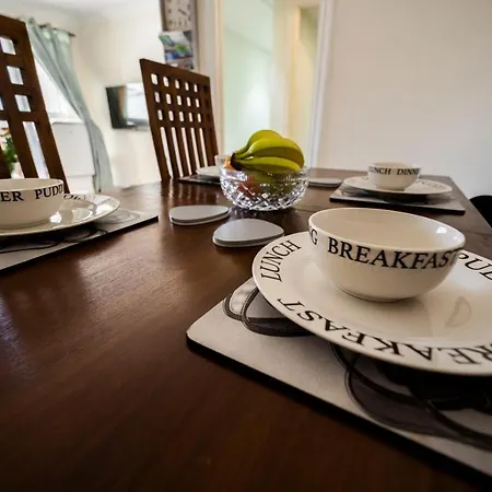 Bright And 2 Bedroom Flat In Apartment